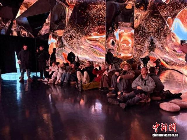 日前，俄罗斯国家古典传承芭蕾舞剧院的舞者们在山西太原《黑神话·悟空》遇见山西——古建数字艺术展参观。徐金燕 摄