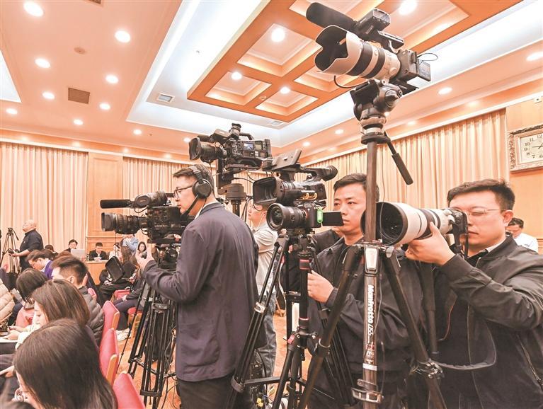 媒体记者聚焦贵州代表团开放团组活动。贵州日报天眼新闻记者 张丽 摄