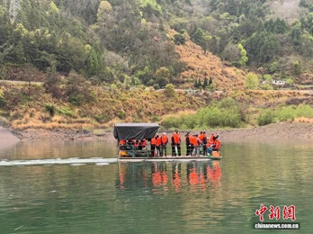 清明时节，摆渡船运送村民。王志强 摄