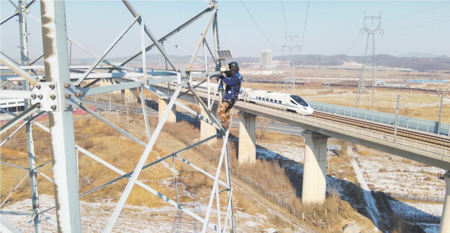 图为国网本溪供电公司作业人员开展登塔检查作业。 姜云峰 摄