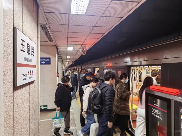 乘客在玉泉路站乘坐地铁出行/记者拍摄