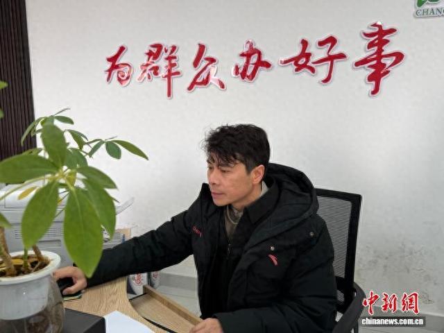 四川省委网信办派驻长岭村的第一书记廖高平。记者 何浠 摄