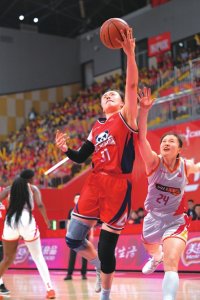 四川女篮勇夺2025-2026赛季WCBA总冠军，这是四川女篮对阵山西队总决赛第四场比赛场面。陈羽啸 摄