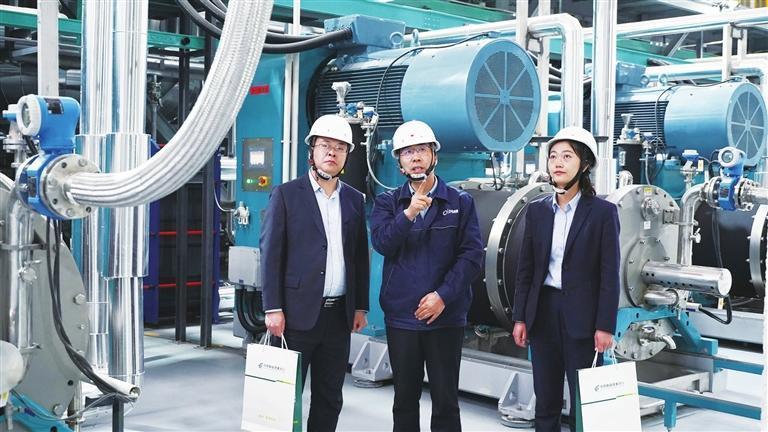 邮储银行白银市分行客户经理走访白银时代瑞象新材料科技有限公司。