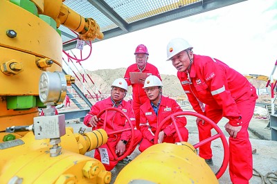     塔里木油田员工在一线分析观察天然气井口数据，全面了解气田生产情况。塔里木油田供图