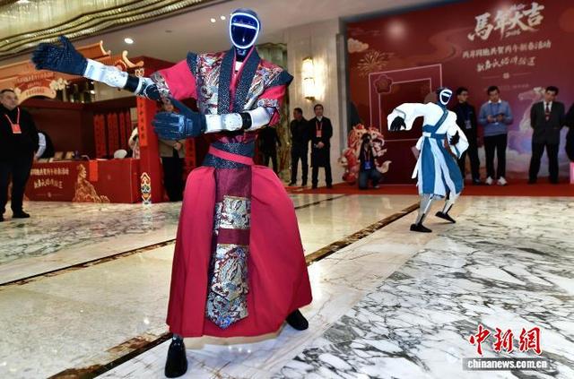 图为机器人表演舞蹈欢迎参加联谊活动的嘉宾。中新社记者 张斌 摄