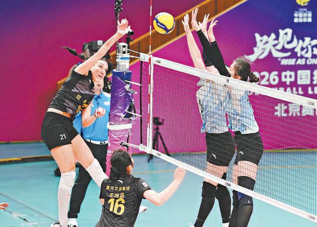 河南队外援范雅克（左一）在比赛中扣球。 本报记者 刘平 摄