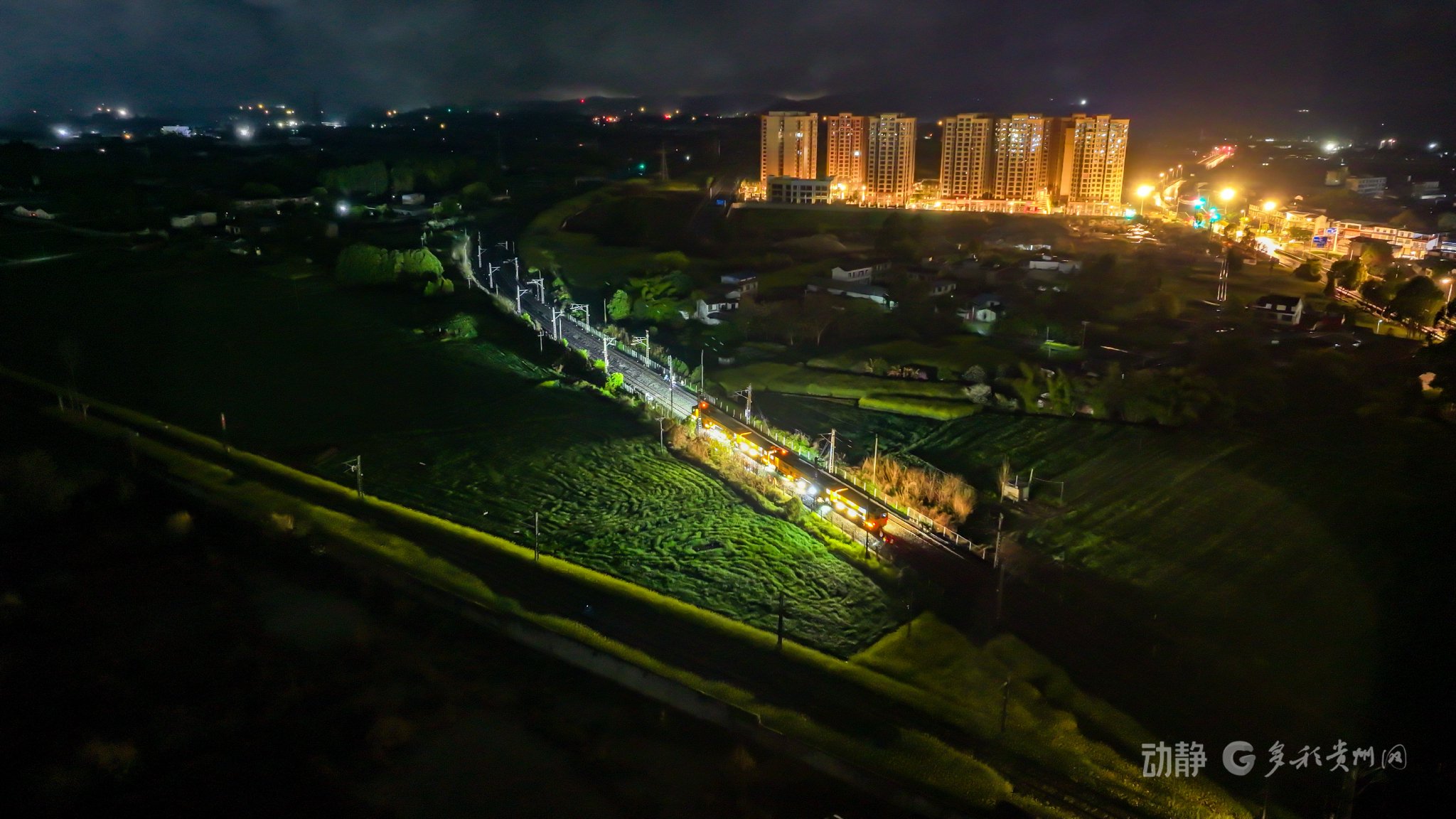 图为3月14日凌晨线路大机捣固施工(齐亮摄)