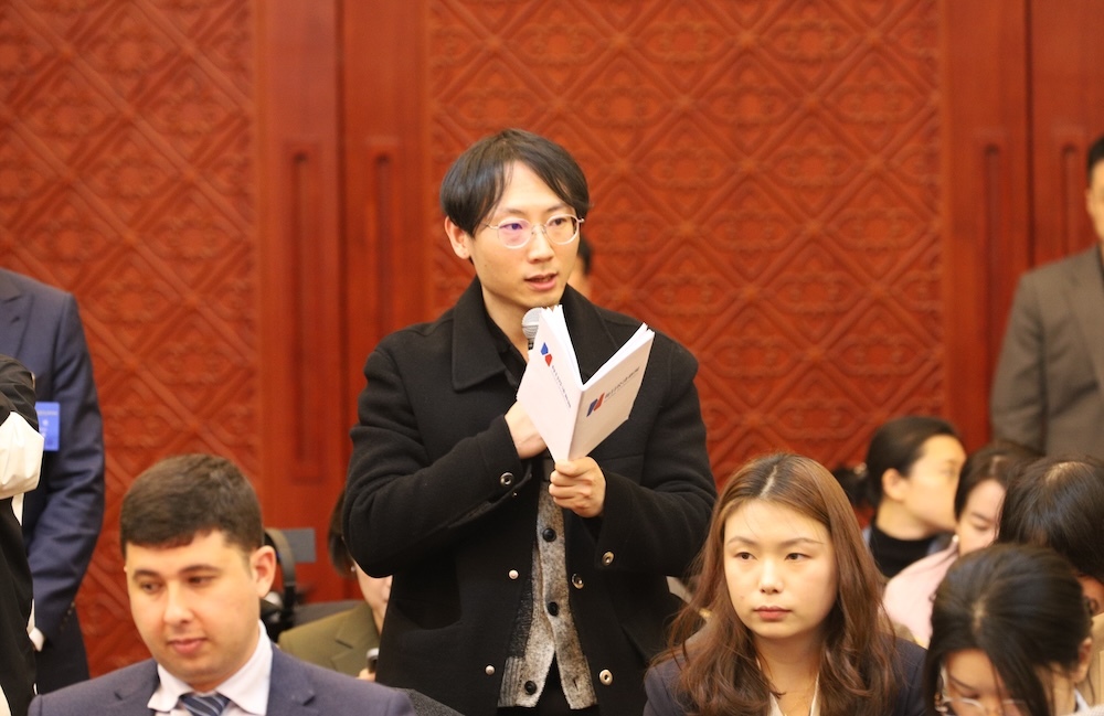 每经记者现场提问