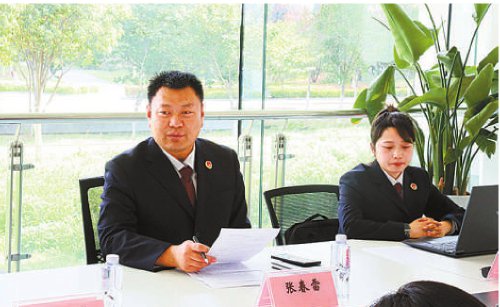 　　　张春雷（左）走访“中华药港”并参与检企服务中心揭牌仪式。　徐千晴摄