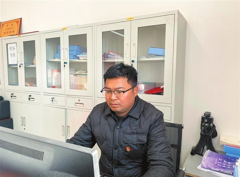 工作中的马维良。新甘肃·甘肃日报记者 王虎