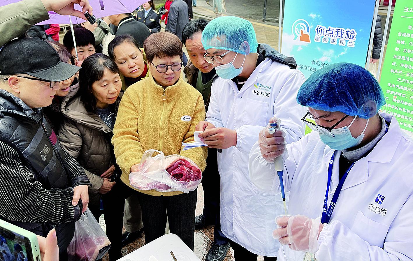 专业检测人员走上街头，为市民义务检测猪肉瘦肉精含量。