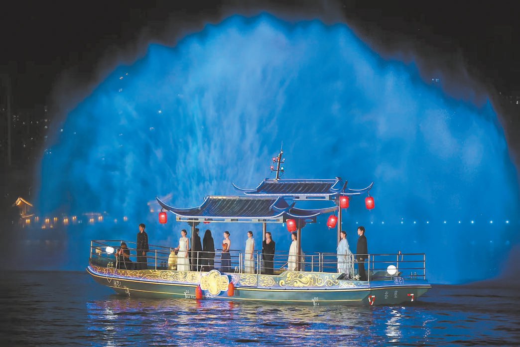 　　“水韵·新生——2025运河文化时尚大赏”在城市副中心大运河畔举办。本报记者 白继开摄