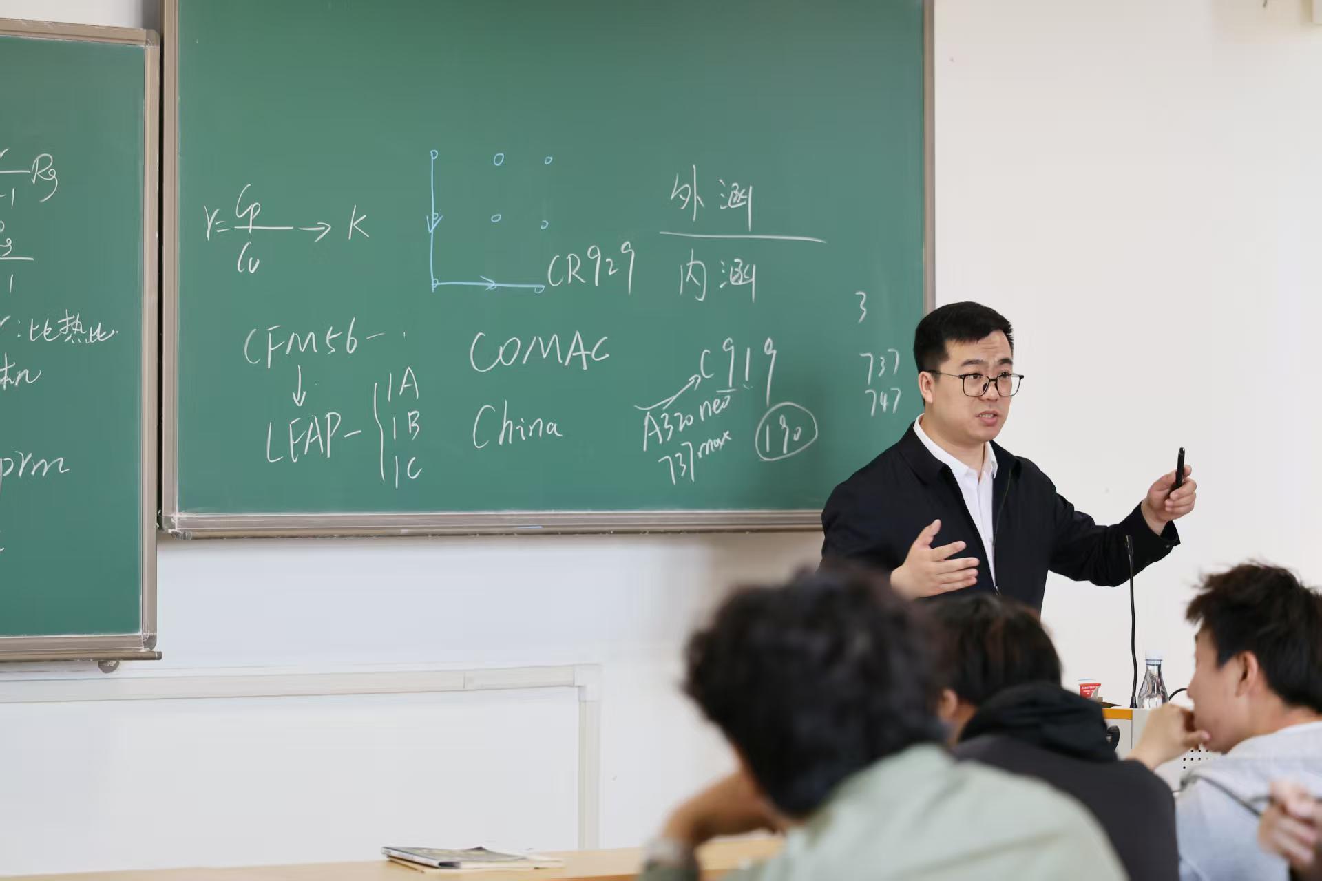 4月30日，中国民航大学远航青年突击队的史磊老师在课堂上给学生授课。新华社记者 李然 摄