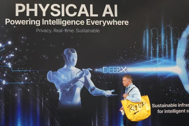 2026年1月7日，一名男子在2026年美国拉斯维加斯消费电子展上走过印有“物理AI”字样的展台。 新华社发（曾慧摄）