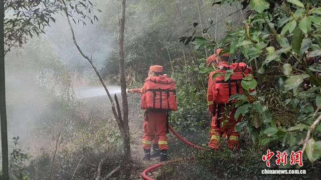 3月24日，在浙江省宁波市鄞州区东吴镇，当地综合森林火灾应急救援队队员进行森林防灭火应急处置演练。郭超凯 摄
