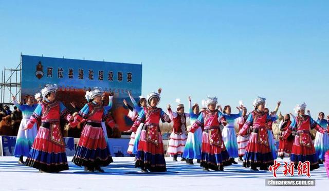 图为开幕式上，牧民身着盛装载歌载舞。赵勇强 摄