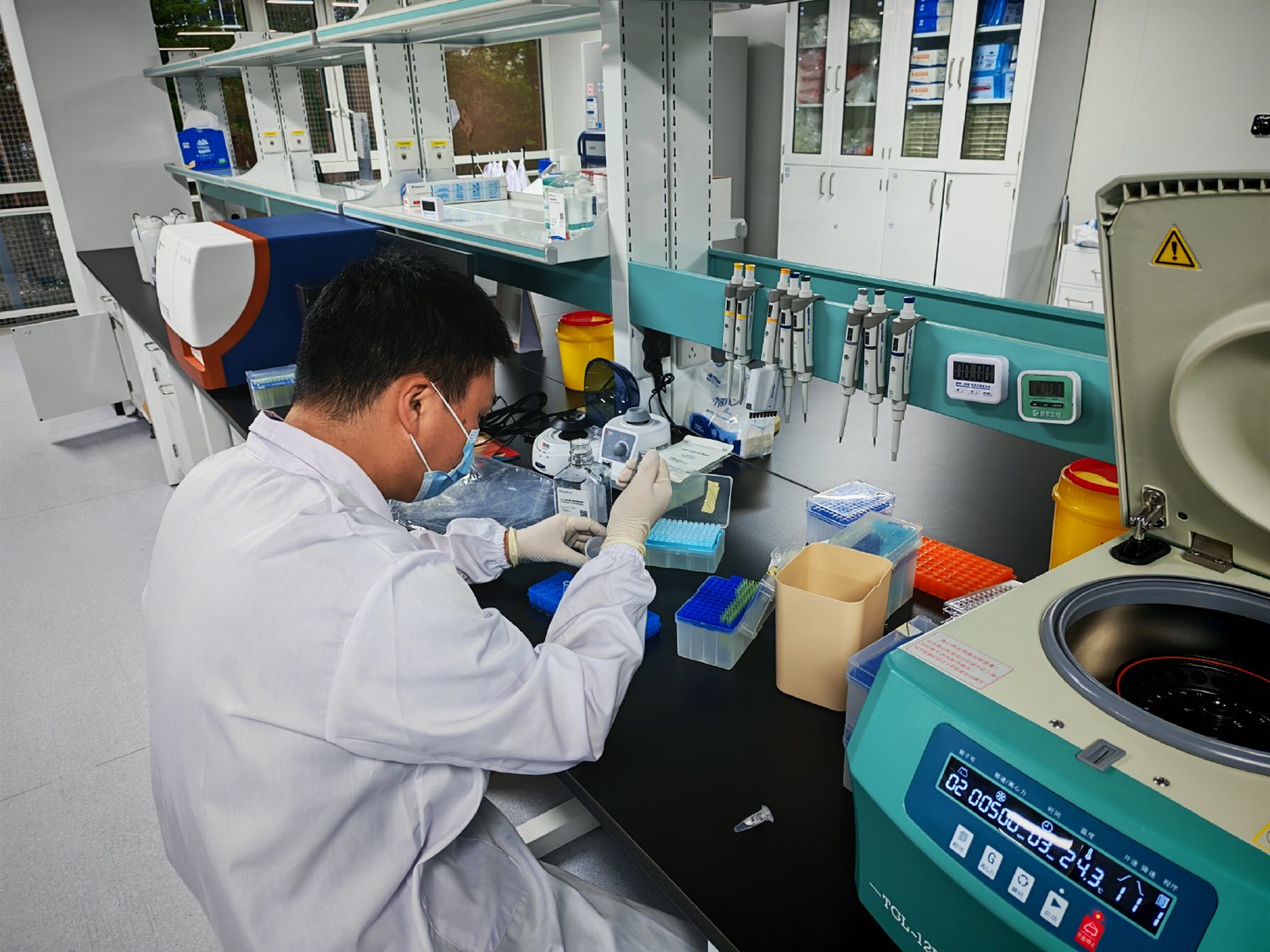 生物医药分中心科研人员聚力攻关分子克隆实验。 资料图片