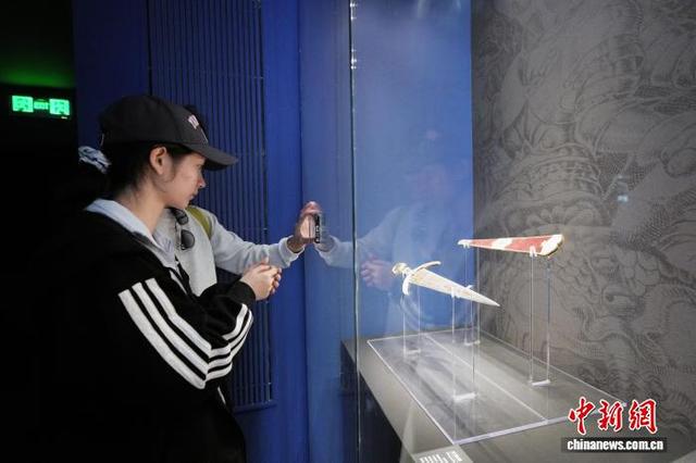 图为观众参观展览。中新社记者 安源 摄