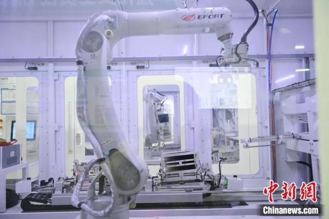 2025年2月18日，甘肃省酒泉市一能源科技有限公司内，全自动光伏组件、电池片生产设备全速运转。 中新社记者 李亚龙 摄