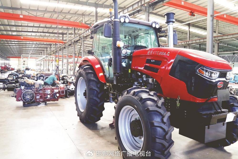铠特农机车间里，一台台即将下线的拖拉机正是我市高端装备制造业竞争力与活力的直接证明。郝立翠 摄