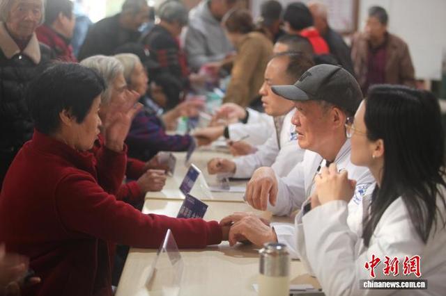 11月1日，浙江民进医卫专家在义乌义诊现场。 (民进浙江省委会供图)