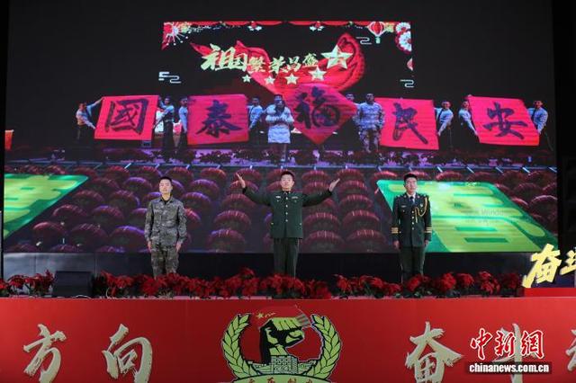 图为文艺骨干讲述故事《文化碰撞火花》。 罗元凯 摄