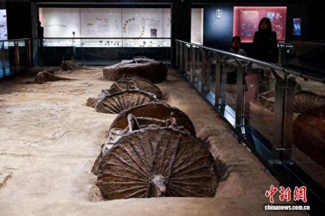 2月11日，游客在湖北省博物馆参观近期“上新”的湖北出土先秦车马兵器展。张畅 摄