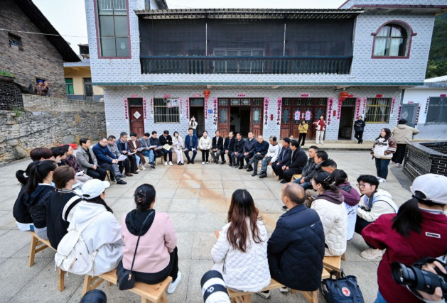 贵州大学师生与花溪区罗伊新寨村民召开恳谈坝坝会