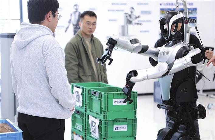 近日，在合肥乐聚机器人技术有限公司，工作人员观察人形机器人搬运塑料筐的测试情况。　　　　　　　　　　　　　　　　　　　　新华社发