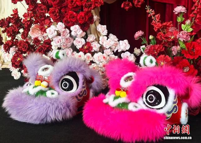 图为唐楚凡团队将醒狮设计在婚庆饰品布置上。(受访者供图)