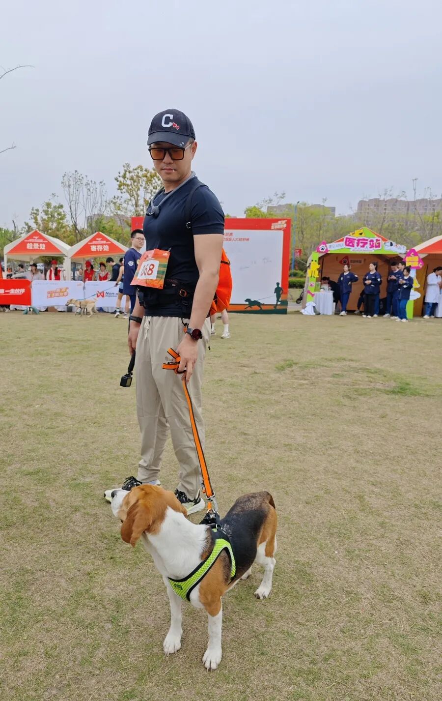 杜恽和宠物犬图图赛前准备。 吴越摄