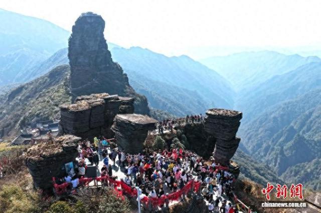 图为游客在梵净山景区游玩。朱子立 摄