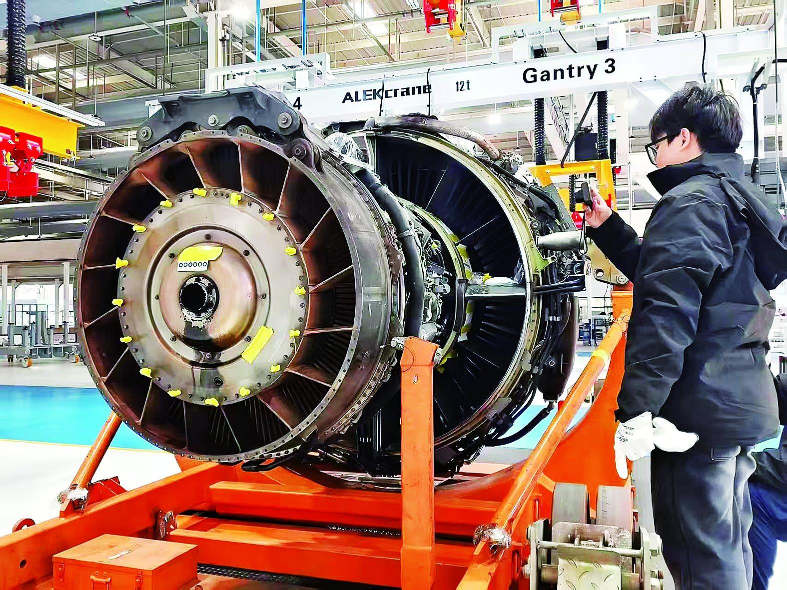 瑞航发维工程师正在对发动机进行进厂检查 雷键 摄