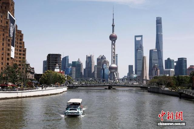 5月1日，游客乘坐苏州河游艇，享受“五一”假期户外生活。中新社记者 殷立勤 摄