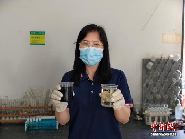 图为梁丽展示经过处理的污水。林馨 摄