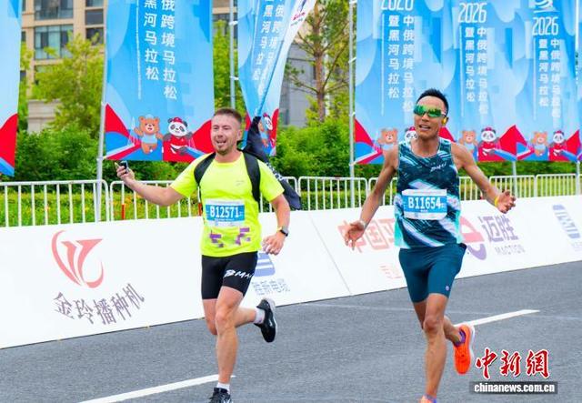 6月20日，中俄两国跑者竞跑2026中俄跨境马拉松暨2026黑河马拉松。 江宇阳 摄