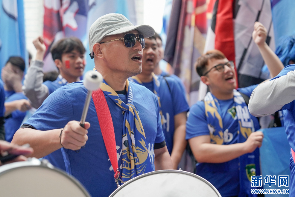   福州队球迷为即将开赛的“闽超”呐喊助威。新华网 蒋巧玲 摄