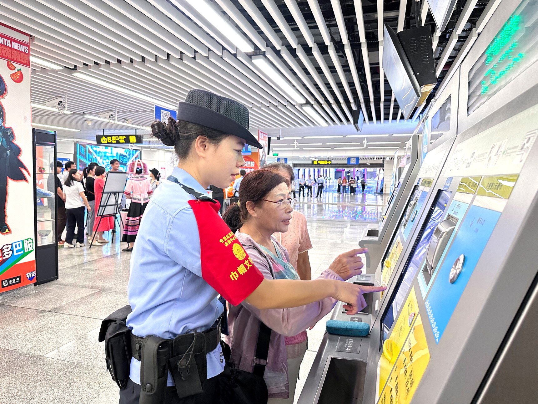     地铁警方组织巾帼文明岗在会展中心站靠前服务，引导乘客购票。     本报通讯员周煜基 摄