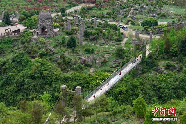 4月19日，游客在重庆酉阳叠石花谷游览。（无人机照片）中新社记者 何蓬磊 摄