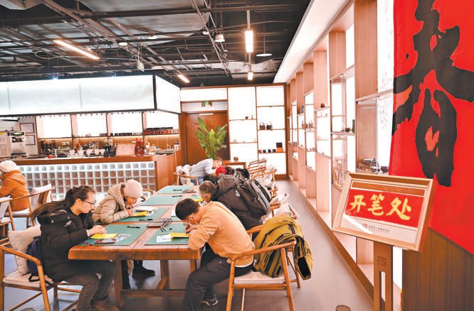 观众现场填色描红，共同书写祝福。 本报记者 金瑶摄