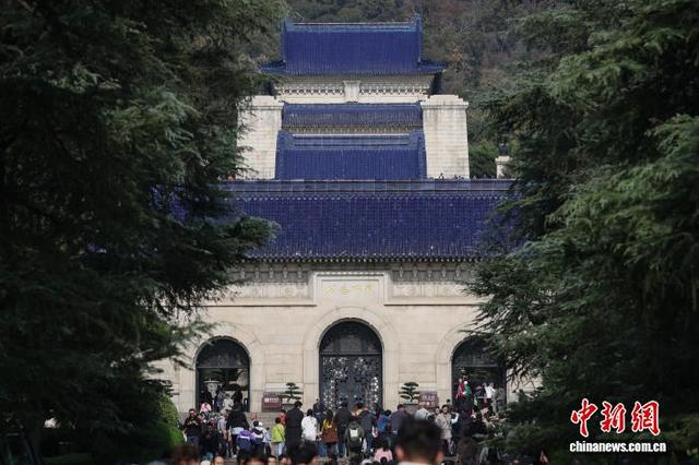 11月12日，民众走进南京中山陵参观。当日是孙中山先生诞辰159周年纪念日。中新社记者 泱波 摄