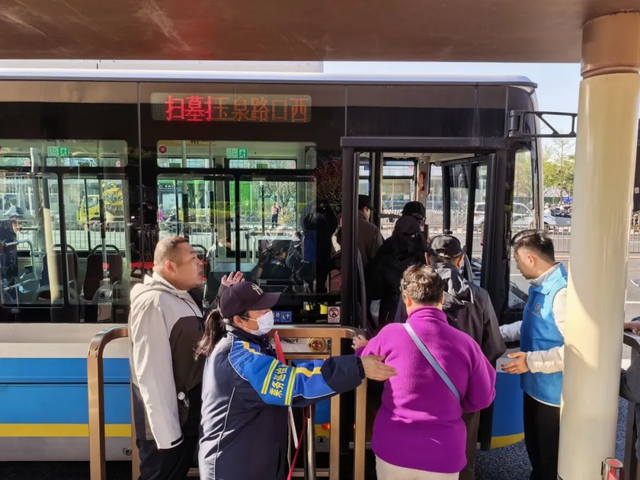 工作人员引导乘客有序上车/记者拍摄