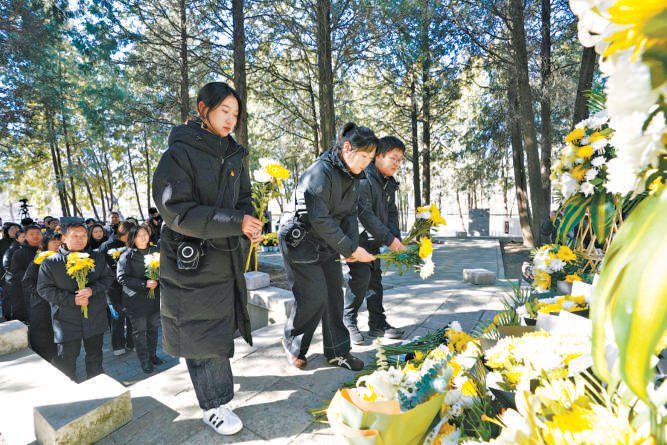 　　昨天，以“承百年英烈志 绽青春报国心”为主题的纪念“三一八”惨案百周年祭活动在圆明园庄重举行。 本报记者 王海欣摄