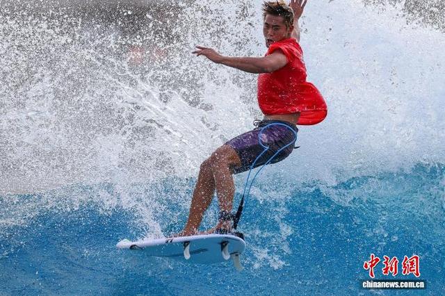 图为参加男子短板项目的选手在比赛中。中新社记者 骆云飞 摄