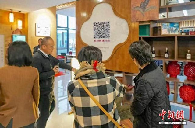 近日，绍兴市人大代表、坡塘村党委书记罗国海向三名台胞介绍基层民主实践。绍兴市人大 供图