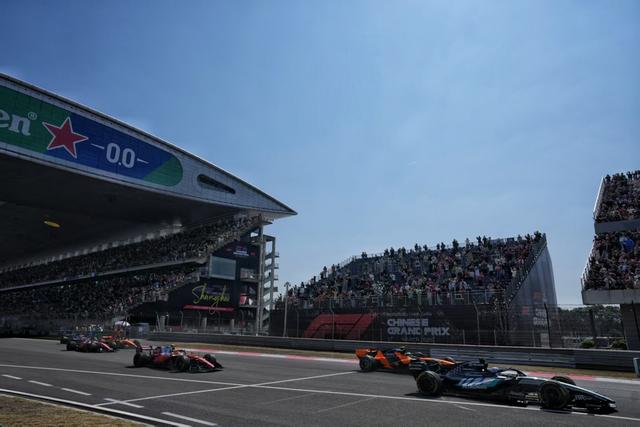 冲刺赛起步争夺激烈 李铭珅 摄