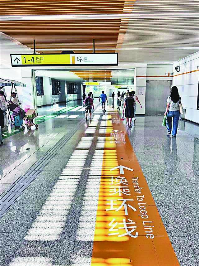 谢家湾站换乘通道设置引导线引导乘客快捷换乘
