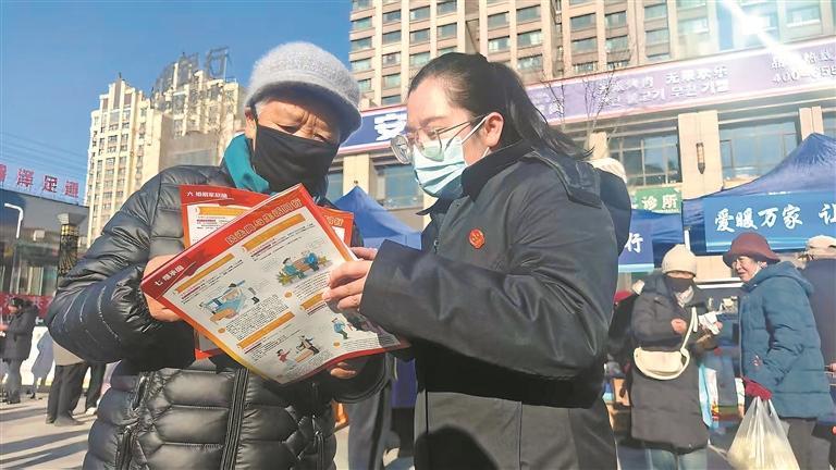 政策解读。本报记者 陶 然 丁玉梅 摄