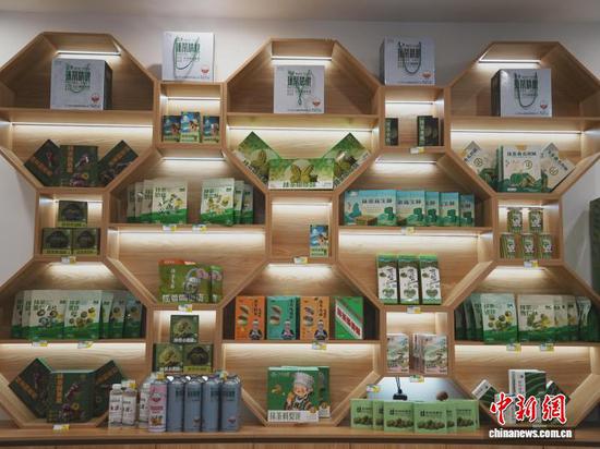 图为贵州铜仁江口生产的抹茶系列产品。记者周燕玲摄